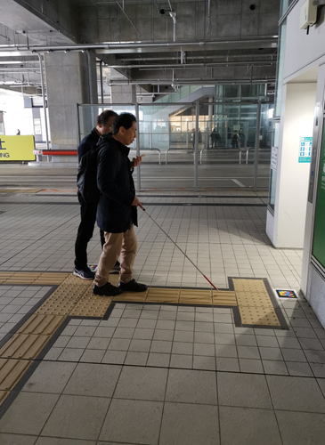 視覚障害当事者(新潟市議会議員の青木 学氏)が実際にナビレンスを利用しているところ