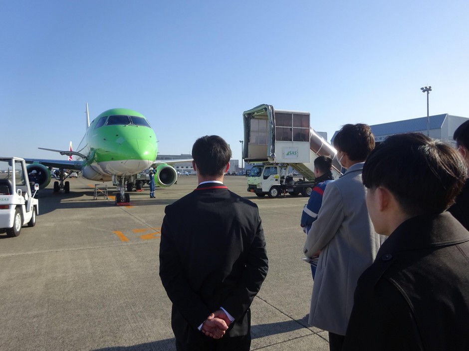 機側での仕事現場を目の前で見る!