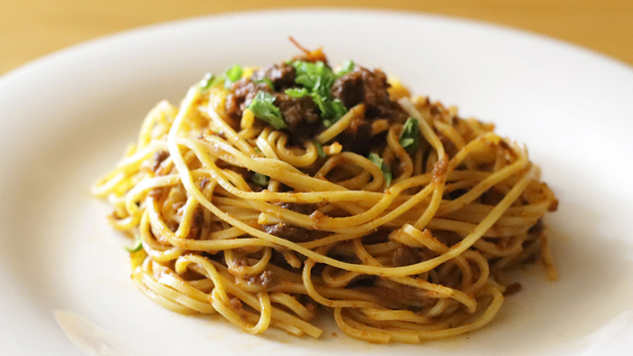 麺を知り尽くした老舗製麺所が、生パスタのために開発した特別なミートソースをセットでご提供しています。