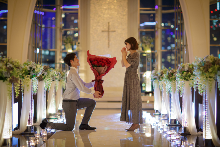 みなとみらいの夜景を背景にプロポーズ