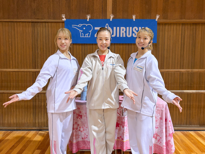 （左から）OSK日本歌劇団 初音くららさん、璃音あかりさん、珠凜かのんさん