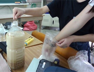 自分たちで必要な成分を調べ，肥料づくりもおこなっています。