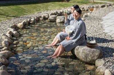 中庭の小川で水うちわで夕涼み
