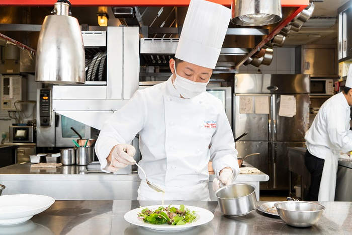 料理長の鈴木啓太