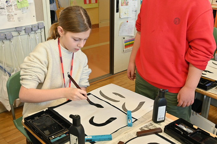体験活動の様（書道の様子）