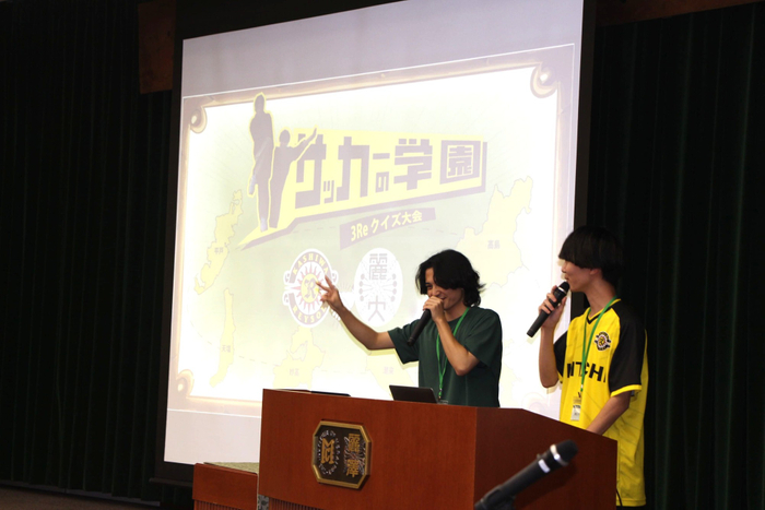 オリジナルムービーやAIを使ったクイズで盛り上げてくれました （工学部2年次生　阿部 至恩さん・大塲 史温さん）