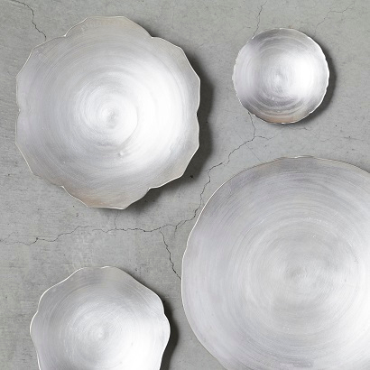 光（新色）　一皿ずつ、銀粉を刷毛塗して焼き付けて製作します。上品な輝きが食卓を引き立てます。