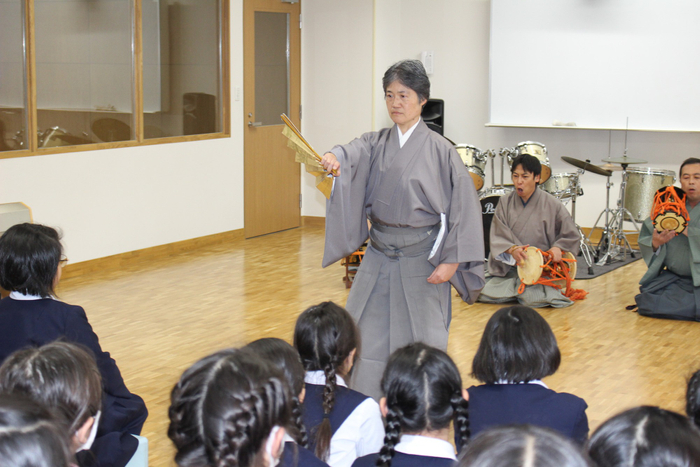 過去に大阪信愛学院小学校で開催された能楽体験教室の様子