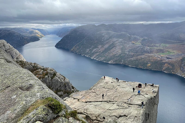氷河の侵食でできるフィヨルドがノルウェーにはたくさんあります。断崖絶壁の圧巻の景観