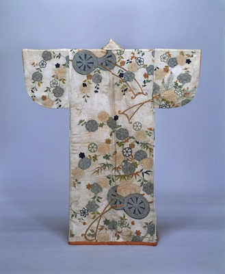 3. 小袖 白綸子地花車模様(こそで しろりんずじはなぐるまもよう)　江戸時代・18世紀　3月7日(火)～4月23日(日)　本館10室にて展示