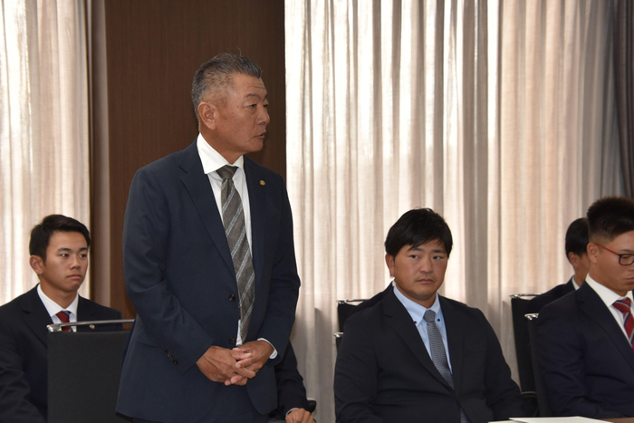 明治神宮大会に向けて抱負を述べる安江監督