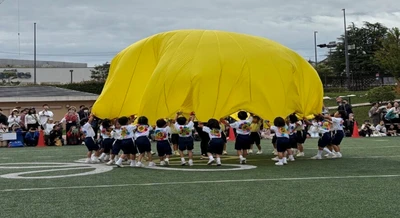 近畿大学附属幼稚園が運動会を開催　鼓隊演奏や組体操などを通じて自尊心や達成感を育む