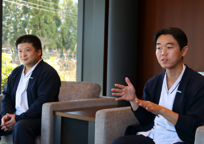 全薬工業株式会社 研究開発センター総務部次長の幕内智之氏(右)と、総務部課長の小畠康弘氏(左)