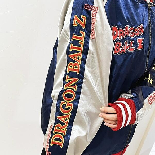ドラゴンボールの刺繍が至る所にあるコラボスカジャン