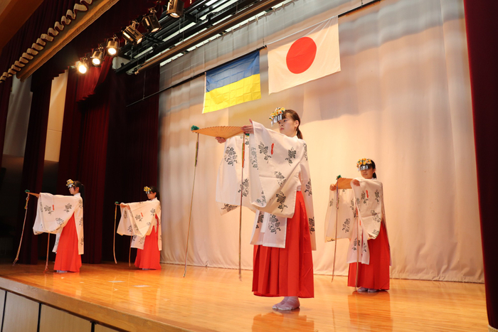 本校・古典芸能部による雅楽舞「浦安の舞」