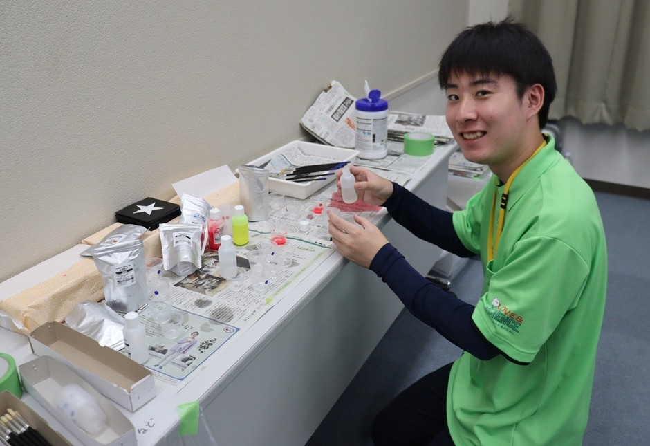「光のひみつ」で実験材料の準備をする片山学生スタッフ会会長