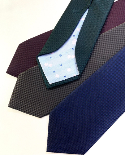 大剣裏側の裾を広げて裏地を見せるデザイン。手にした方の生活が&ldquo;末広がり&rdquo;になるよう願いが込められています。