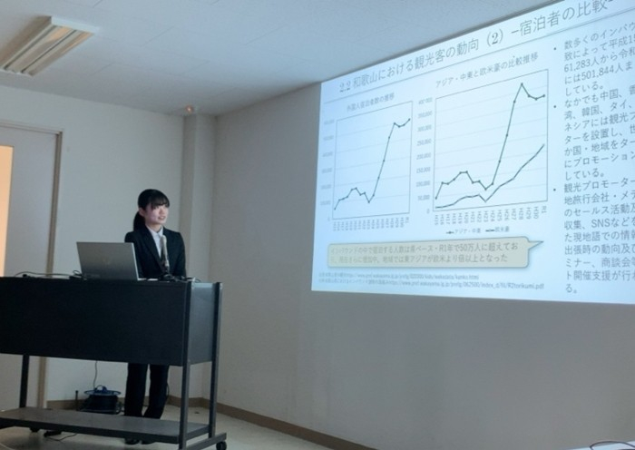 令和6年（2024年）に調査結果をゼミ生が和歌山市役所でプレゼンした際の様子