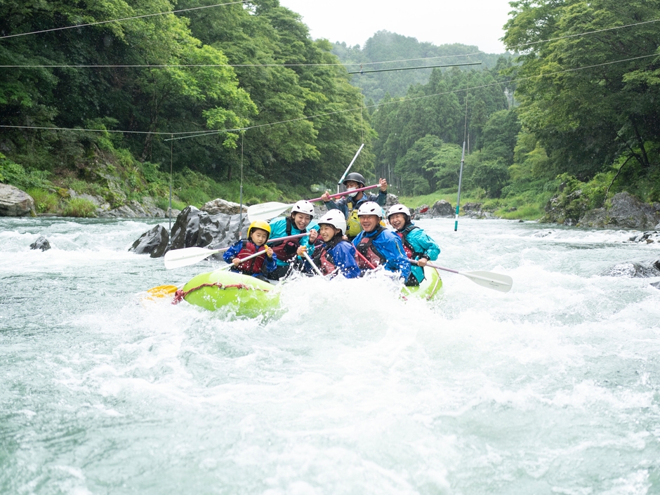 容赦なく降りかかる水しぶき!