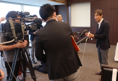 囲み取材に答える加計理事長(右)