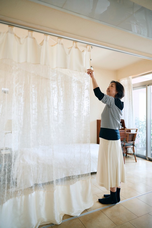 重い木製の間仕切りを〈老前整理〉ではずしたら、部屋がぐんと明るく。代わりにレースカーテンをつるして