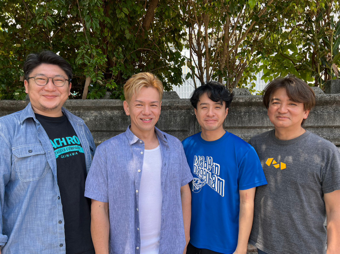 左から新井章仁、ジョーイ大鵞、渡久地雅斗、当山彰一