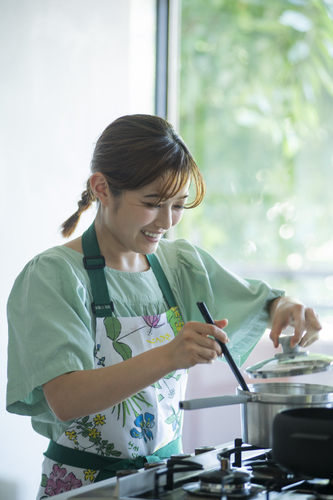 調理中の咲楽さん