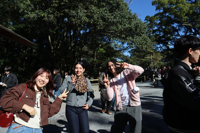 参拝に向かう学生