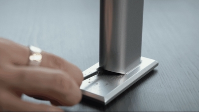 「UNKAI|雲海」専用ブラシを使う様子