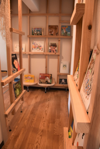 屋内の木製スリット壁にも絵本