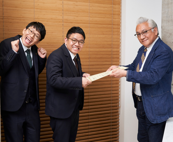 任命書を手渡す株式会社パリミキ代表取締役社長澤田将広(右)と、ミキのお二人。