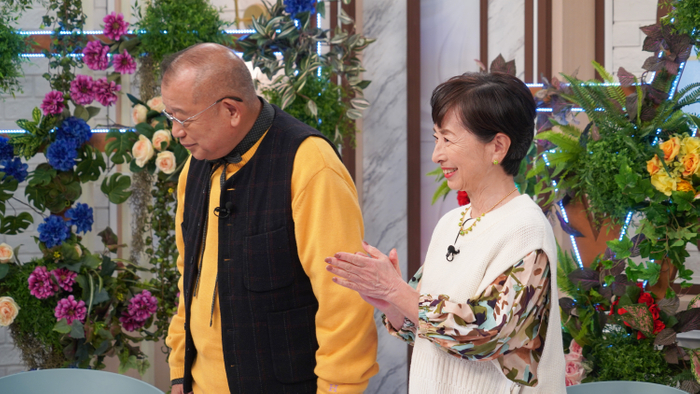 ゲストの瀬川さんを迎えるMCの鶴瓶師匠&阿川さん