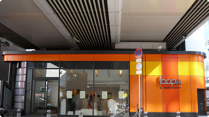 会場：心斎橋アメリカ村三角公園より徒歩1分