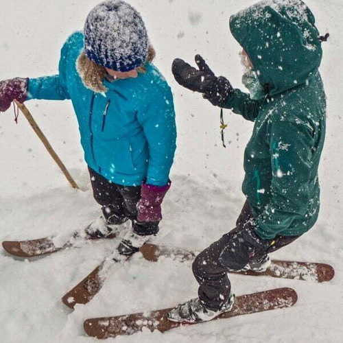 家族一緒にスキーシューイング