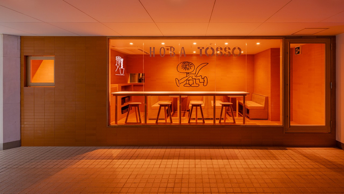 デザインアワード2024非住宅部門銀賞〈HOBA / TOSSO / OSCAR WILDE〉Design：Yu Yamada, Mami Umayahara / SNARK Inc. , Client：TOYOKE Inc. , Construction：butter Inc. , Steel products：gambit, Acoustic design：WHITELIGHT.Ltd, Logo design：Kohei Nakazawa / STUDIO PT., Illustration：Quentin Chambry（HOBA）, Chiaki Kobayashi（TOSSO）, ancco（OSCAR WILDE）, Sign painting：Peter Liedberg / Tokyo Sign Co., Neon sign：TAKASHO DIGITEC Co,Ltd, Photo：Ippei Shinzawa