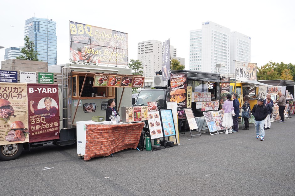 キッチンカー飲食販売の様子