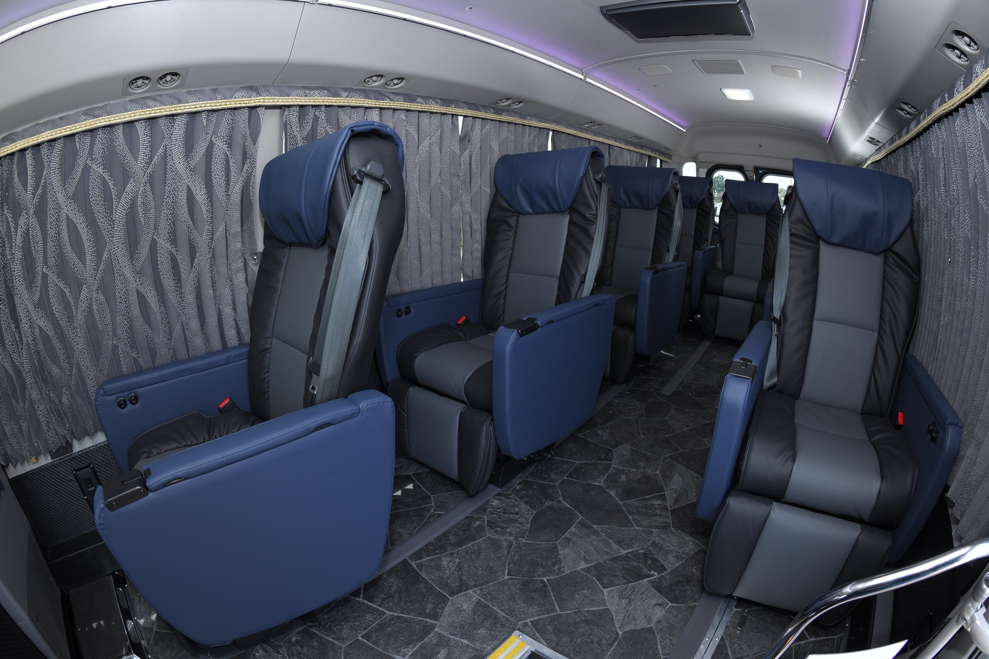 各座席はレザー仕様。専用テーブル、フットレスト、レッグレスト完備で快適な空間をお届けします