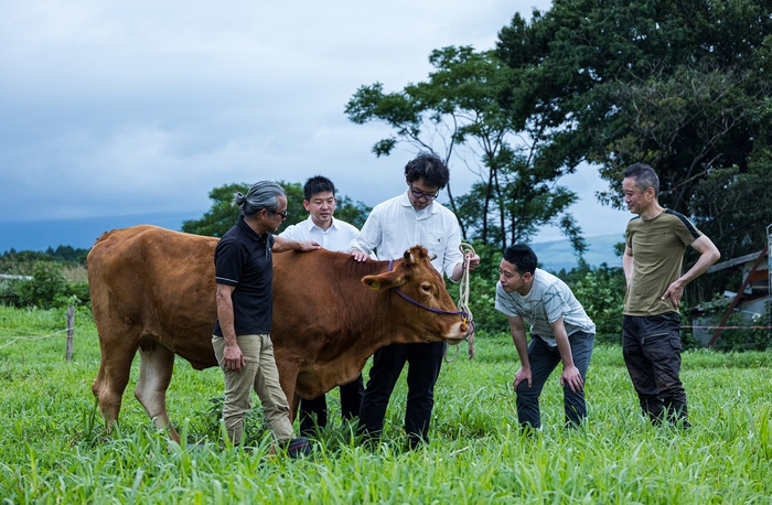 現地を訪れたシェフの菊池（中央）