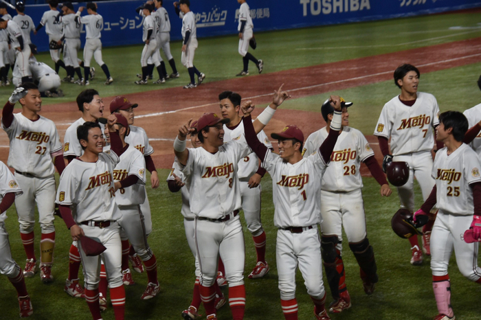 応援席に向けて手を振る選手たち