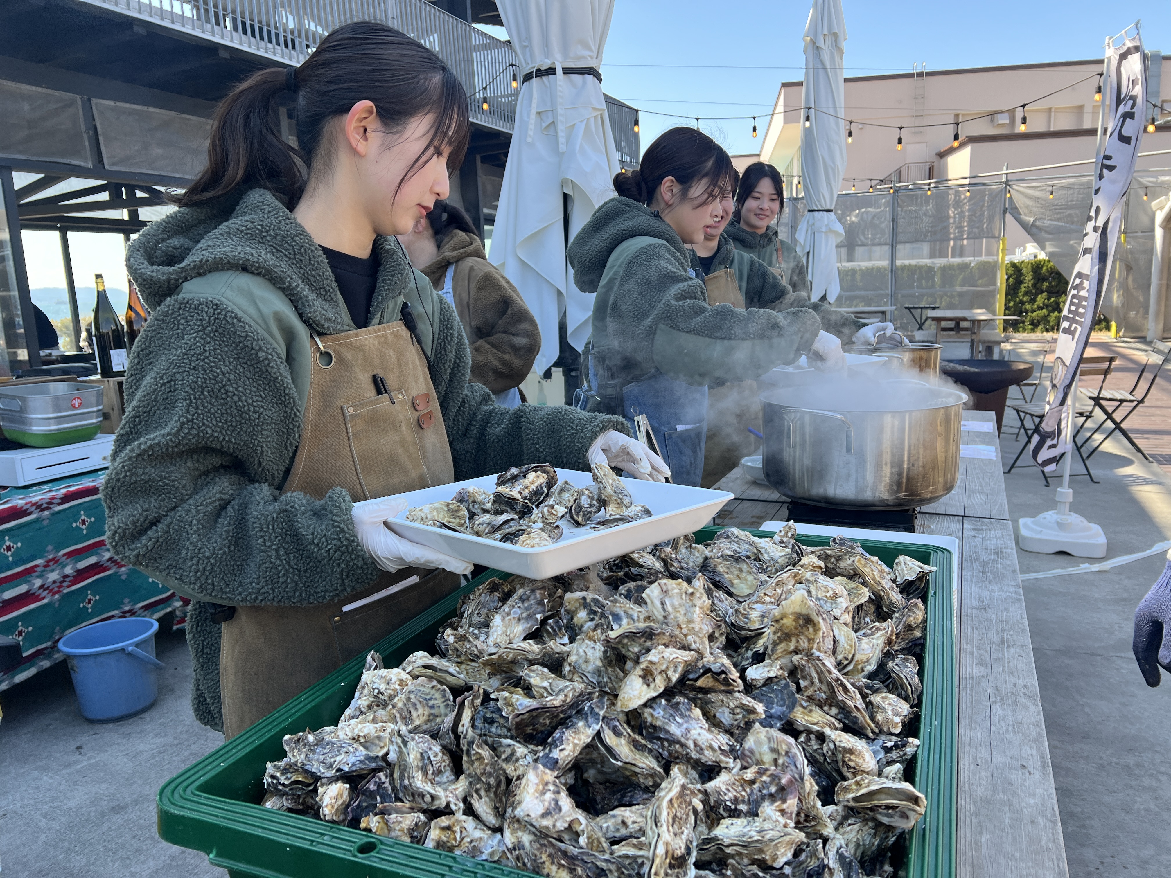 冬の風物詩となったZAZAZAの「牡蠣小屋」＝2025年2月撮影