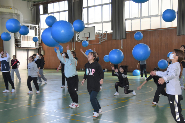 ボールを使った多彩な運動を実践する学生たち