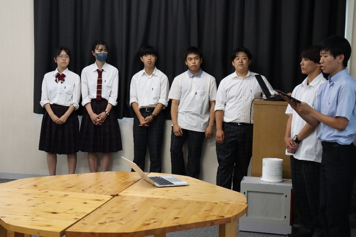 代表団を前に一生懸命プレゼンする高校生たち