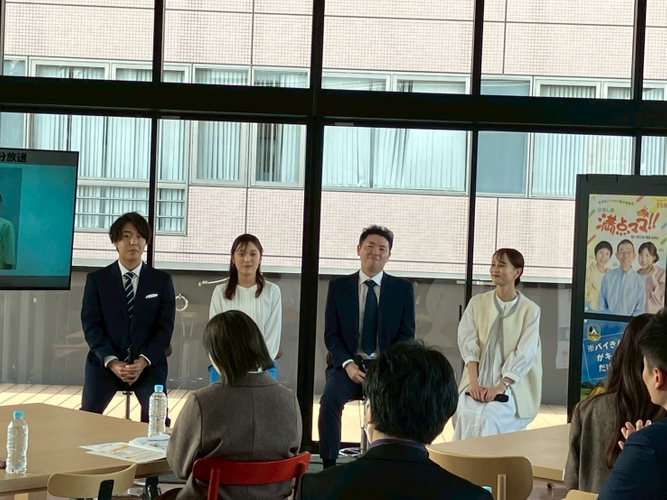 『TSSライク！』キャスター、左から加藤雅也アナウンサー、辰已麗アナウンサー、野川諭生アナウンサー、岡野唯アナウンサー