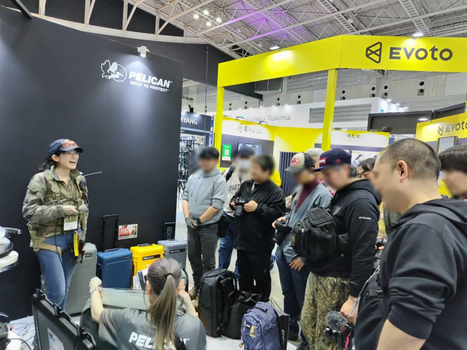 来場者と交流するりりあんぬ葵氏