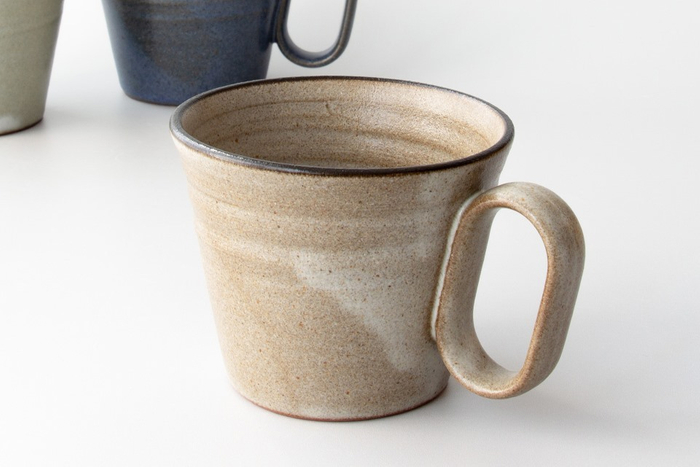 木灰や藁灰を原料にした釉薬を使用。素朴で温かみのある風合いが特徴。