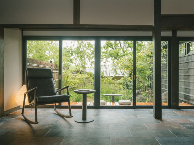 特別棟「瑞雨」窓の向こうは占有の中庭