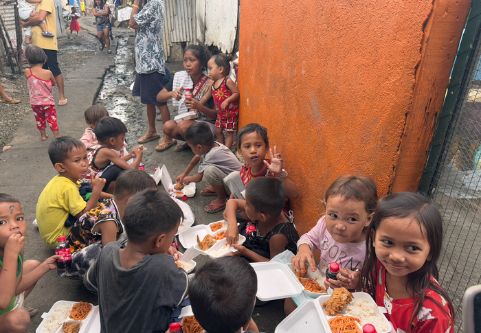 栄養のある食事を笑顔で食べる子どもたち