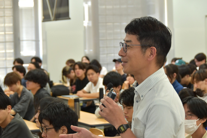 教員も講義に参加し、質問する経営学部の田澤宗裕教授