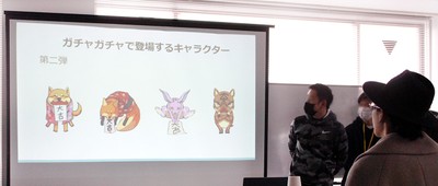 「きんききっず」チームが制作物プレゼンテーションを行っている