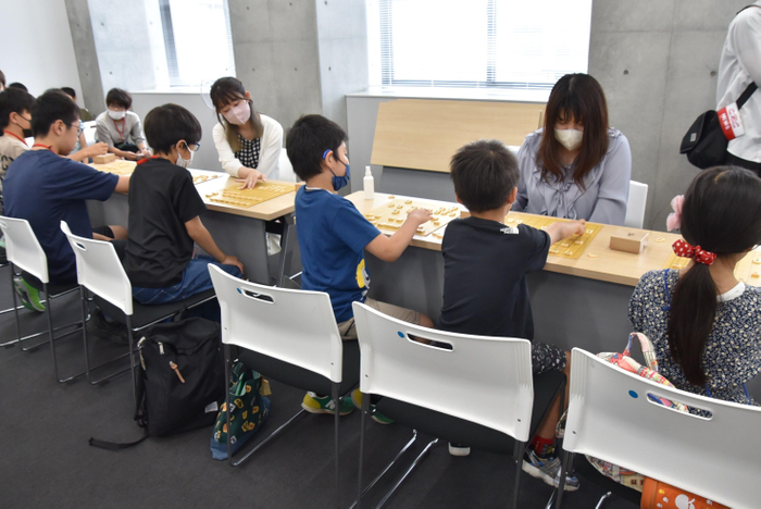 指導対局に臨む本学出身の中澤女流二段(奥右)と脇田女流初段